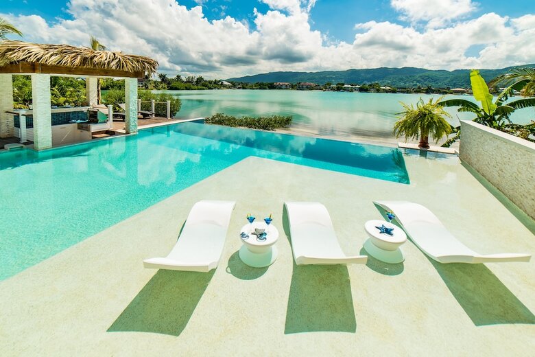 Villa Everything Nice By The Sea In Montego Bay 5br