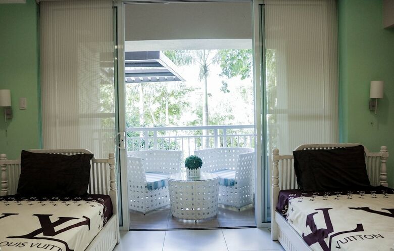Apartamento Condo Units Pico de Loro Hamilo Coast