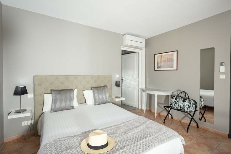 Hotel H�tel Saint Geni�s