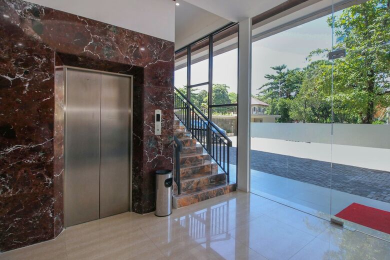 Hotel Airy Bahu Wolter Monginsidi 26 Manado