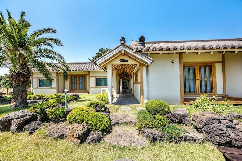 Hotel Stone Statue Village Hanok