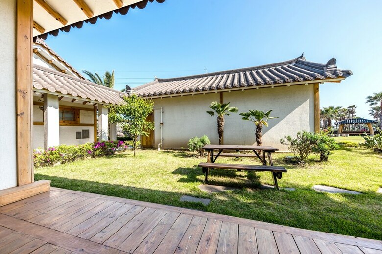 Hotel Stone Statue Village Hanok