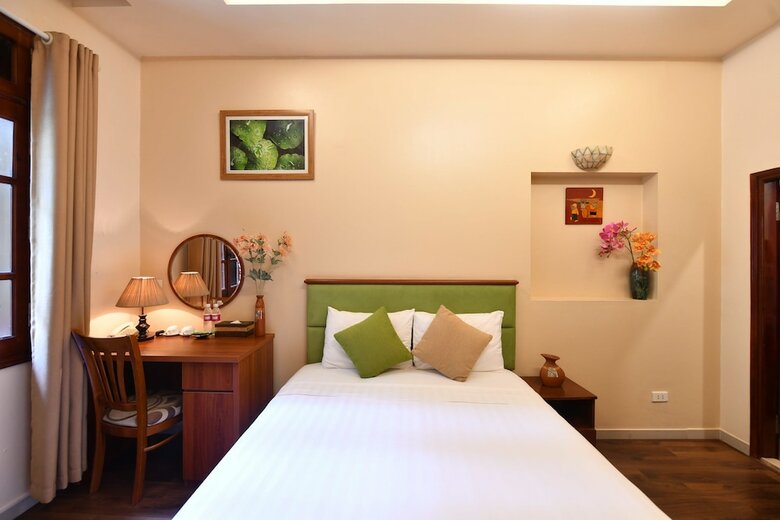 The Artisan Lakeview Hotel