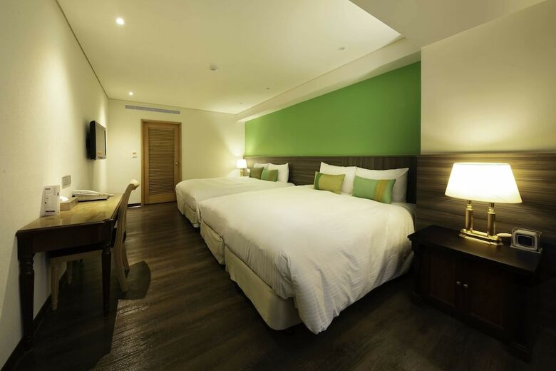 Green World Triplebeds Hotel