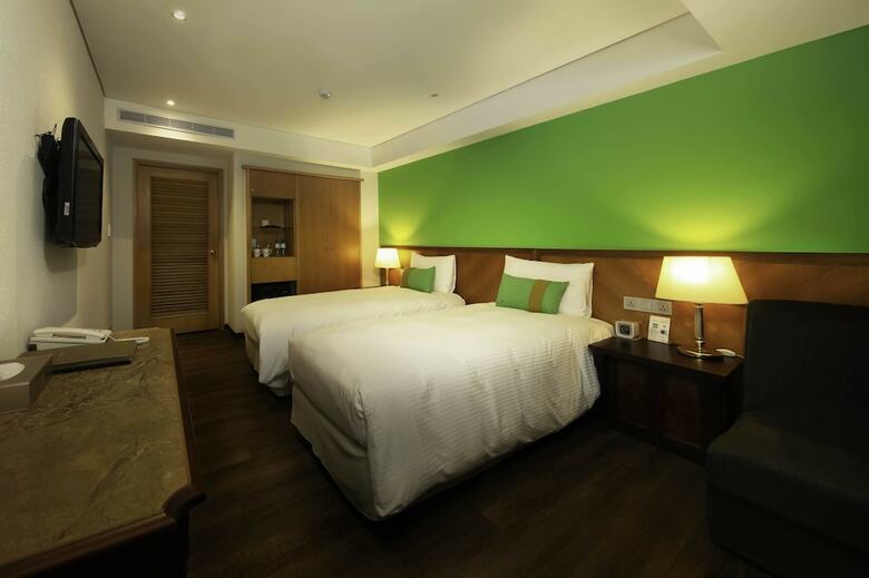 Green World Triplebeds Hotel