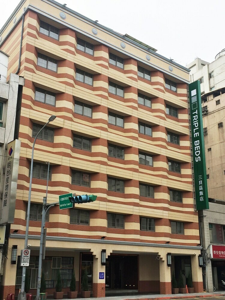 Green World Triplebeds Hotel