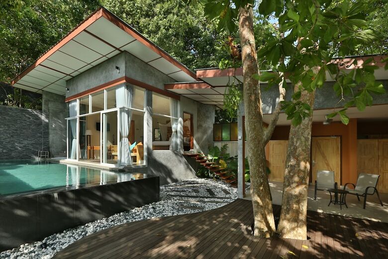 Hotel Ambong Pool Villas