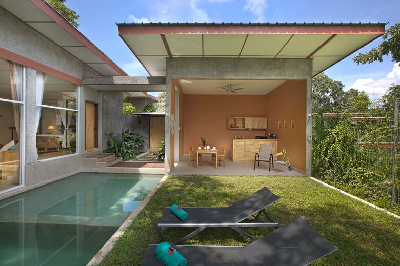 Hotel Ambong Pool Villas