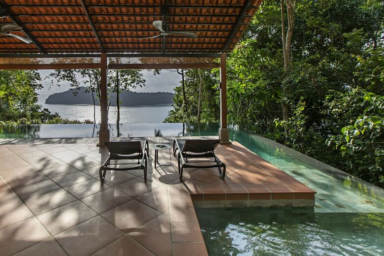 Hotel Ambong Pool Villas