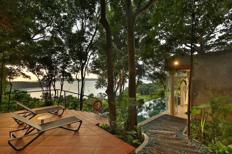 Hotel Ambong Pool Villas