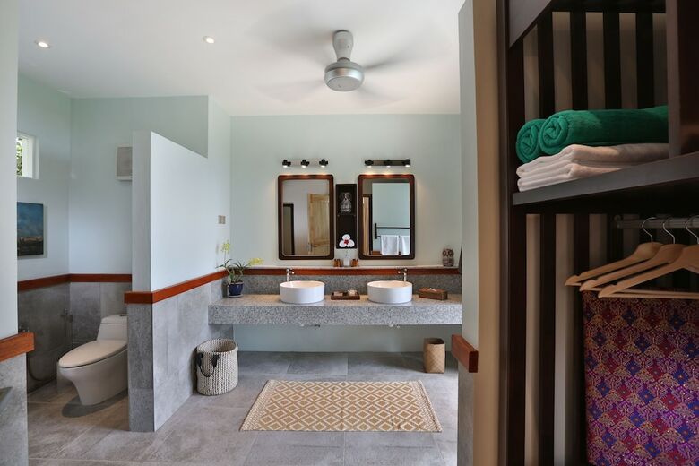 Hotel Ambong Pool Villas