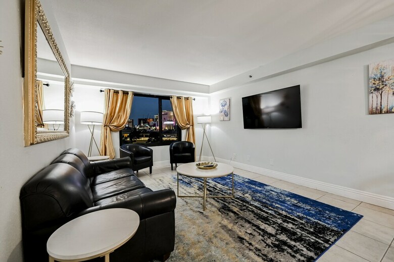 Stripviewsuites At Jockey Club