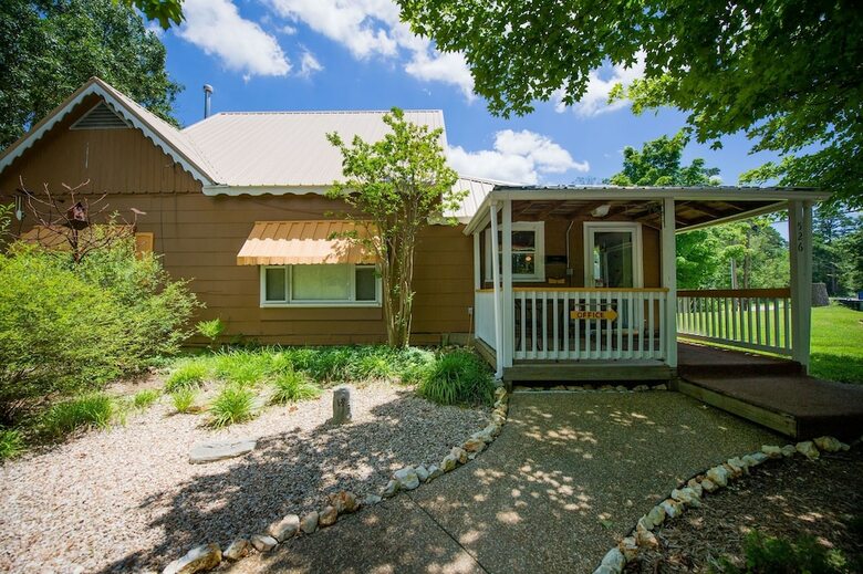 Oak Crest Cottages & Treehouses