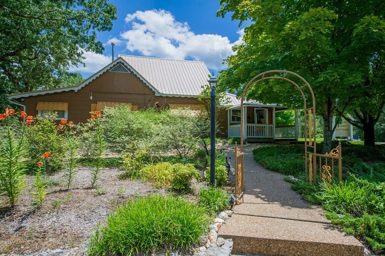 Oak Crest Cottages & Treehouses