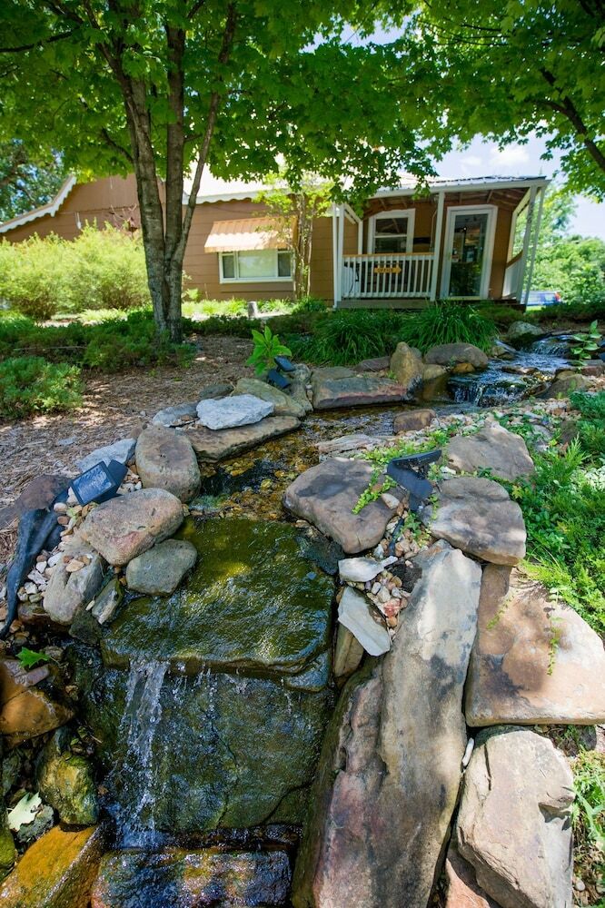 Oak Crest Cottages & Treehouses