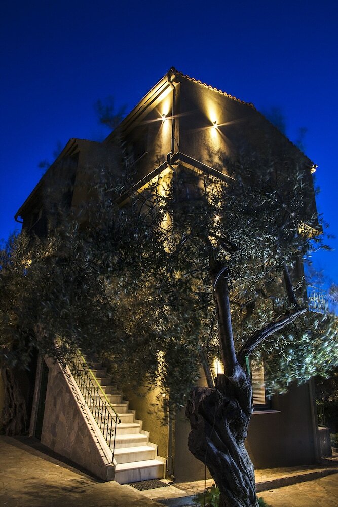 Hotel Ampoulos Rooms & Apartments