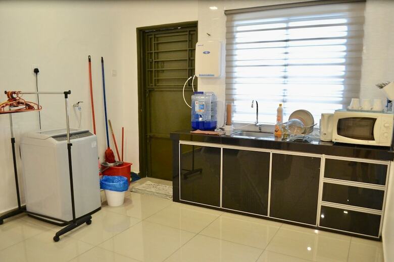 H & H Guesthouse 2