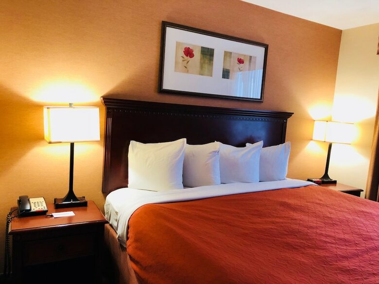 Hotel Queens County Inn & Suites