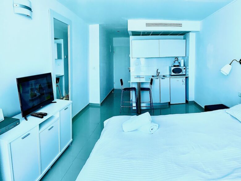 The Seasons King David Apartment