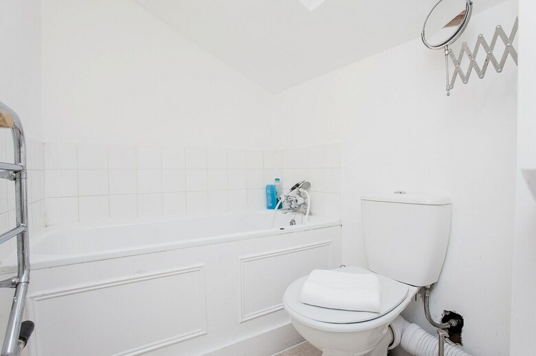 Elegant Victorian 3 Bed Home Near Hammersmith