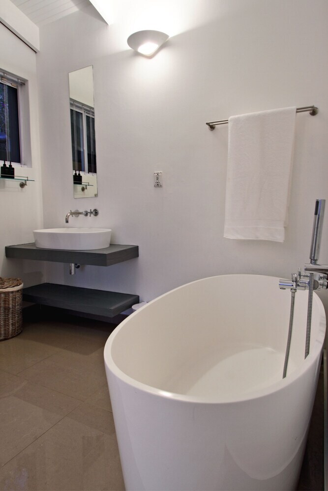 Bungalow On 4th - Three Bedroom House, Sleeps 6