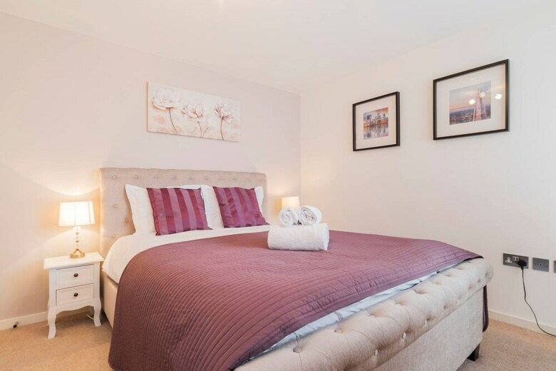 Luxury 1 Bed Apartment With Balcony In Greenwich