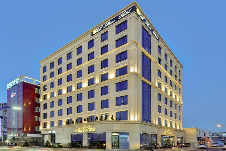 Hotel Full Moon