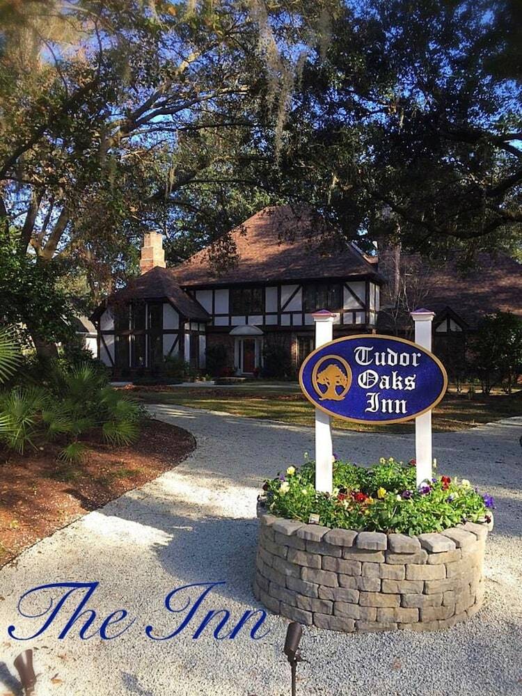 Bed & Breakfast Tudor Oaks Inn