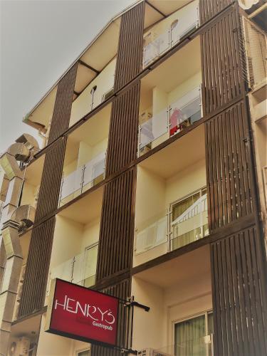 Henry's Hotel & Gastropub