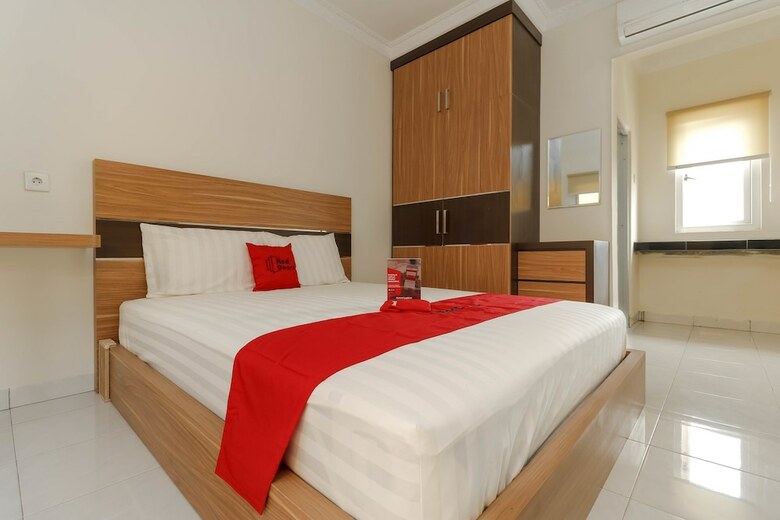 Hotel Reddoorz Plus Near Palembang Square Mall