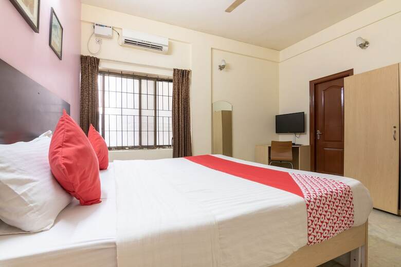 Hotel Oyo 5379 Crown White House