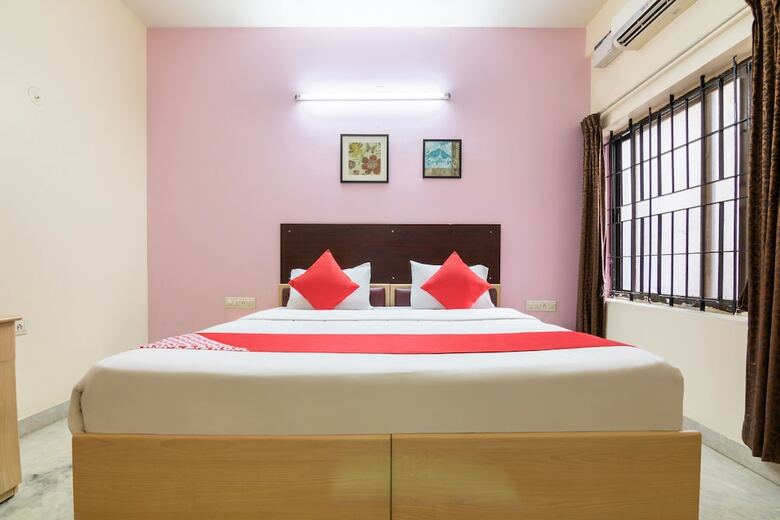 Hotel Oyo 5379 Crown White House