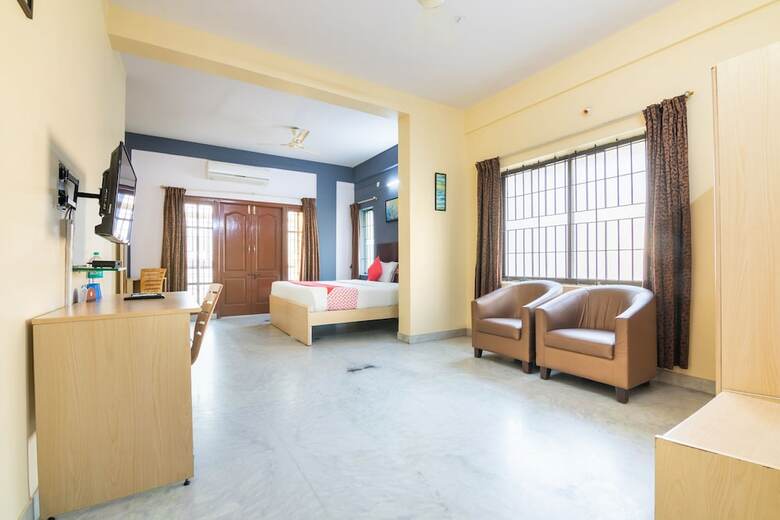 Hotel Oyo 5379 Crown White House
