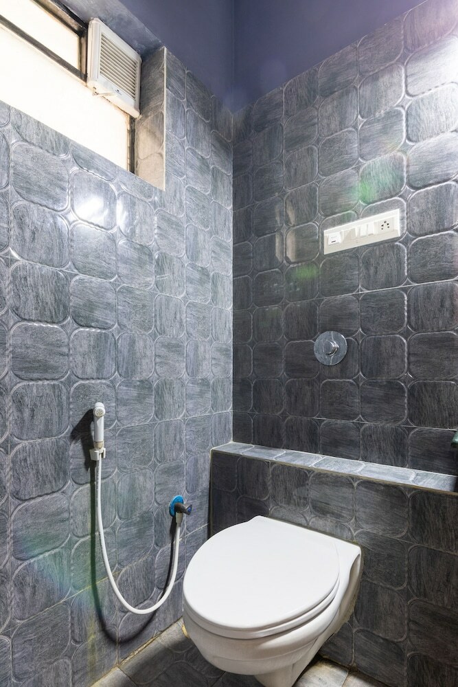 Hotel Oyo 5379 Crown White House