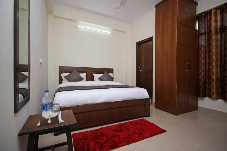 Hotel Oyo 9273 Surya Palace