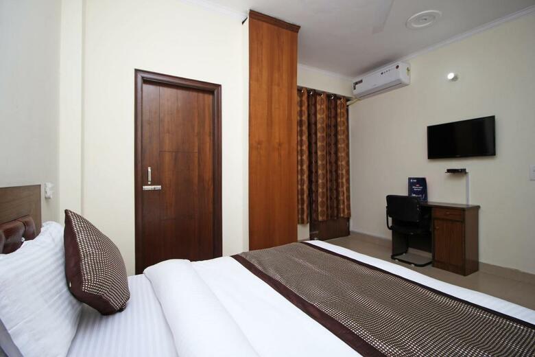 Hotel Oyo 9273 Surya Palace