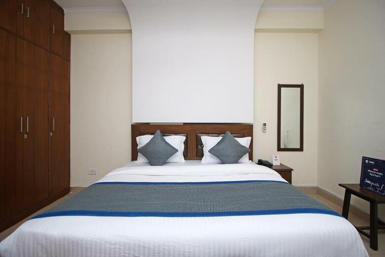 Hotel Oyo 9273 Surya Palace