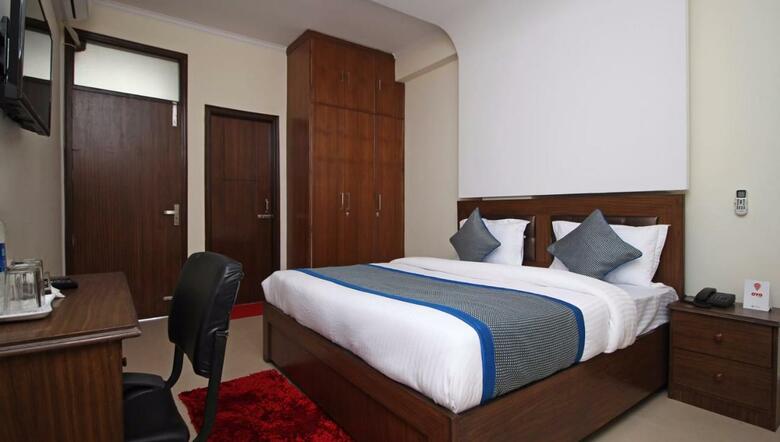 Hotel Oyo 9273 Surya Palace