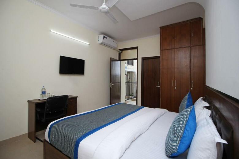Hotel Oyo 9273 Surya Palace