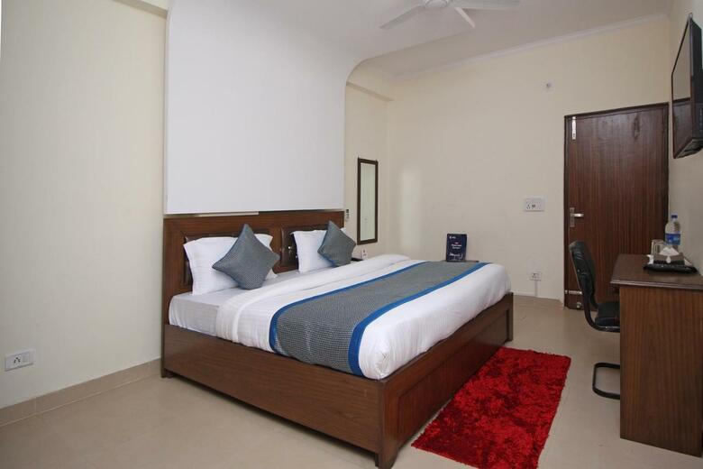 Hotel Oyo 9273 Surya Palace