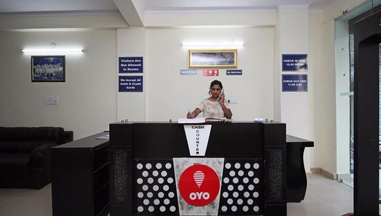 Hotel Oyo 9273 Surya Palace