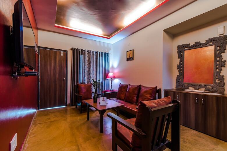 Hotel Oyo 5671 Maximum Holiday Inn