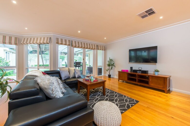 Lovely 5br House Walk To Train And Shops