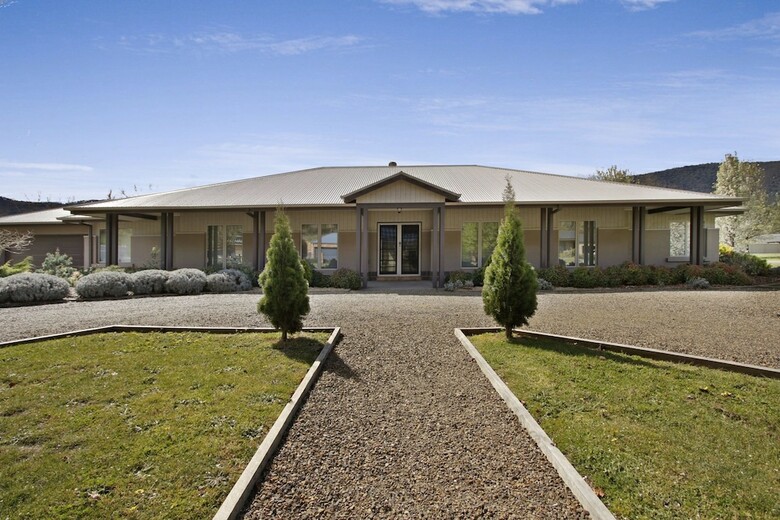 Collins Retreat - 4 Bedroom Home With Pool