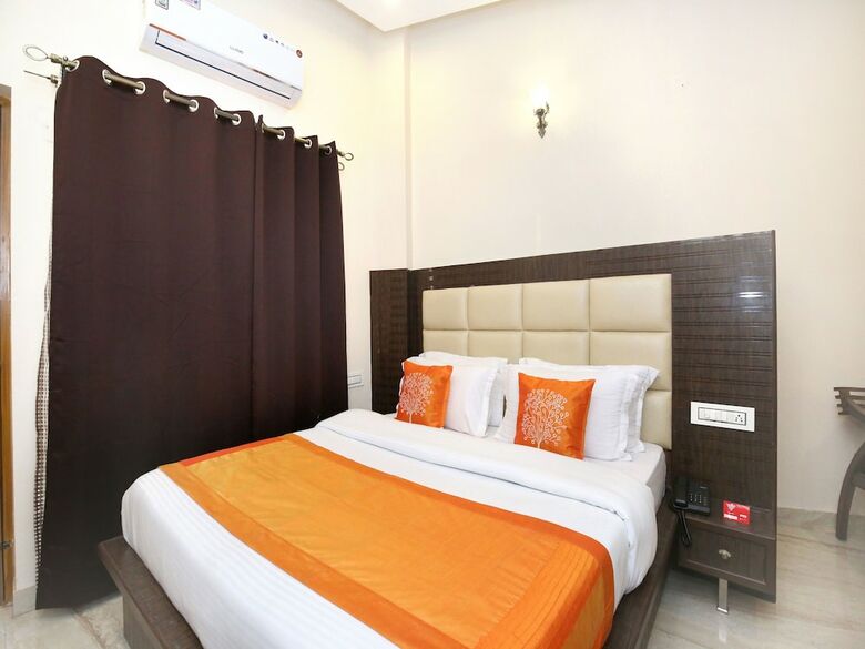 Oyo 10330 Hotel Golden Brooks