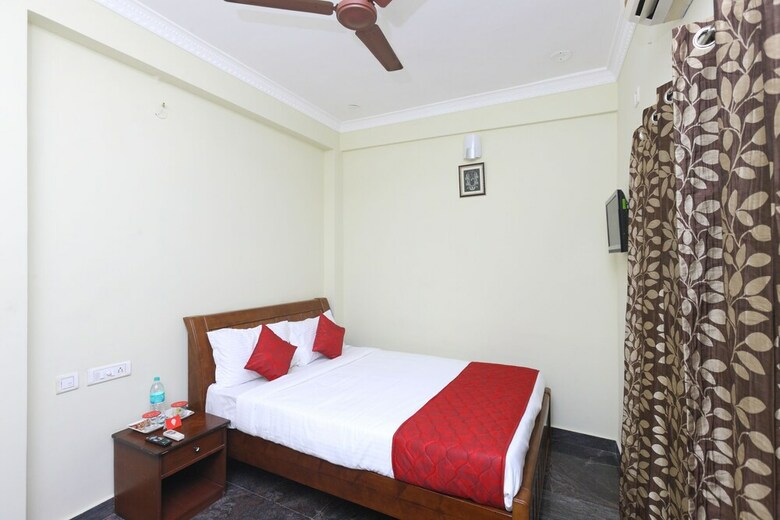 Hotel Oyo 8645 Syeds Inn