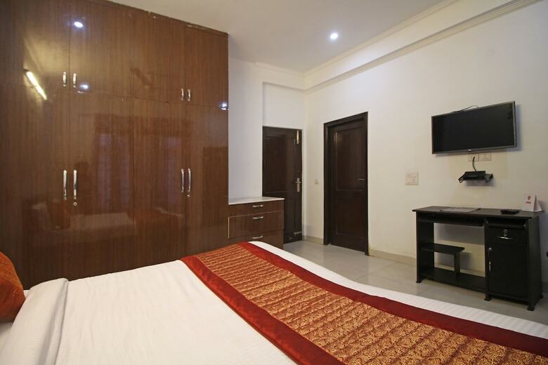 Hotel Oyo 7526 Rising Star Sec 45