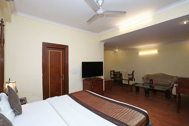 Hotel Oyo 8465 Near Sahara Mall