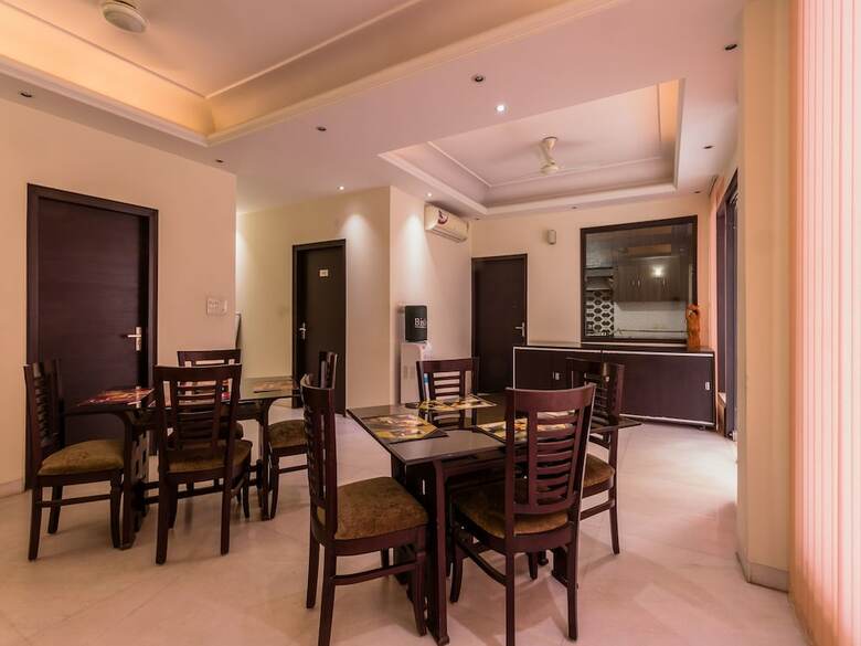 Hotel Oyo 6796 Retreat Suites Inn