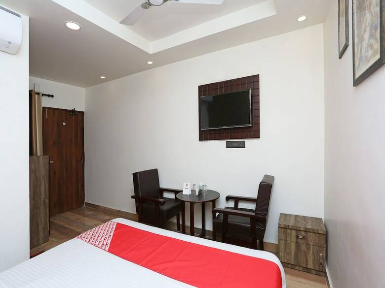 Oyo 8961 Hotel Rr Palace